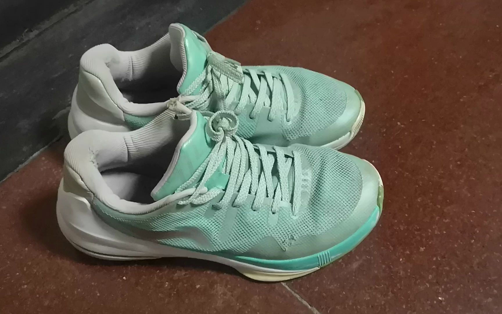 李宁闪击三薄荷色篮球鞋