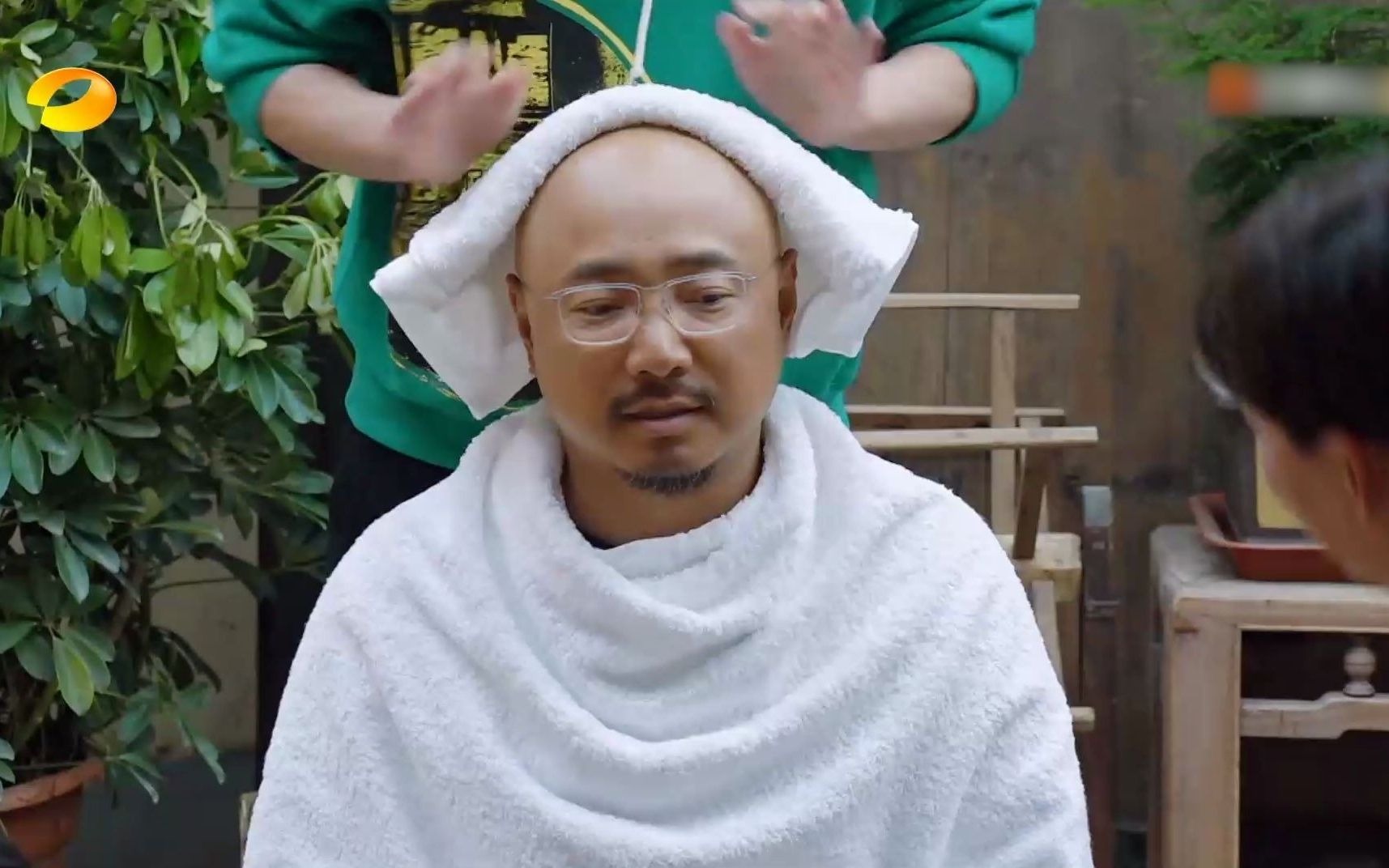 徐峥搞笑名场面合集,何老师给徐峥洗头问办卡吗?