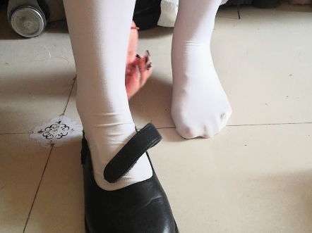 白丝小皮鞋踩纸盒子(来自网络)