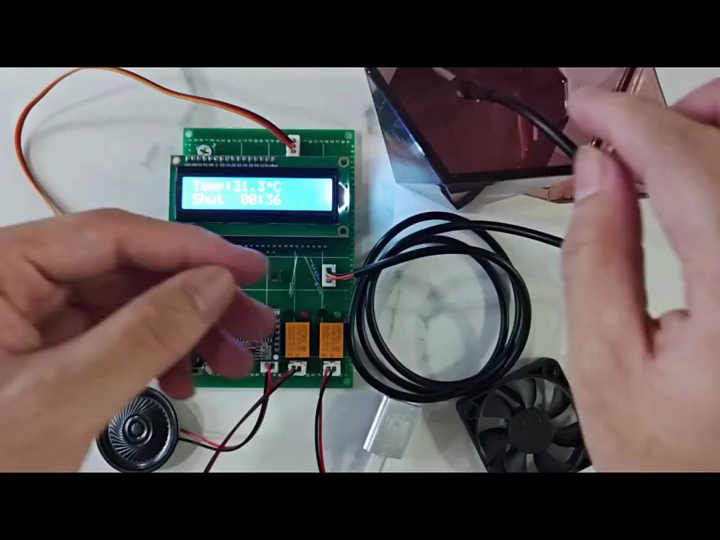 通过ds18b20温度传感器实时监测温度并通过lcd1602液晶