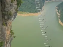 Скачать видео: 亚洲第一绝壁天梯，隔着屏幕都看得叫人心跳加速