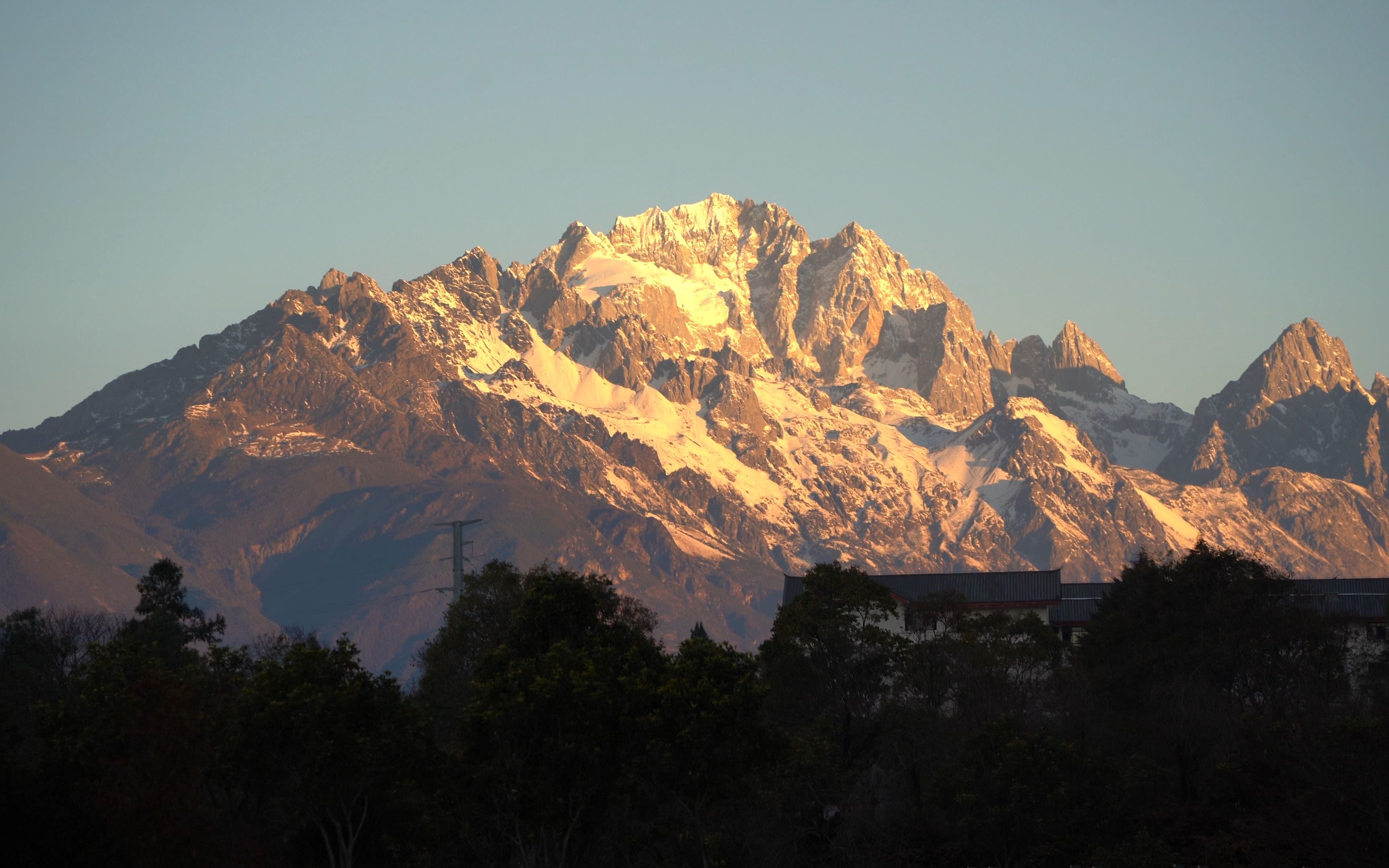 丽江市区远眺玉龙雪山日照金山