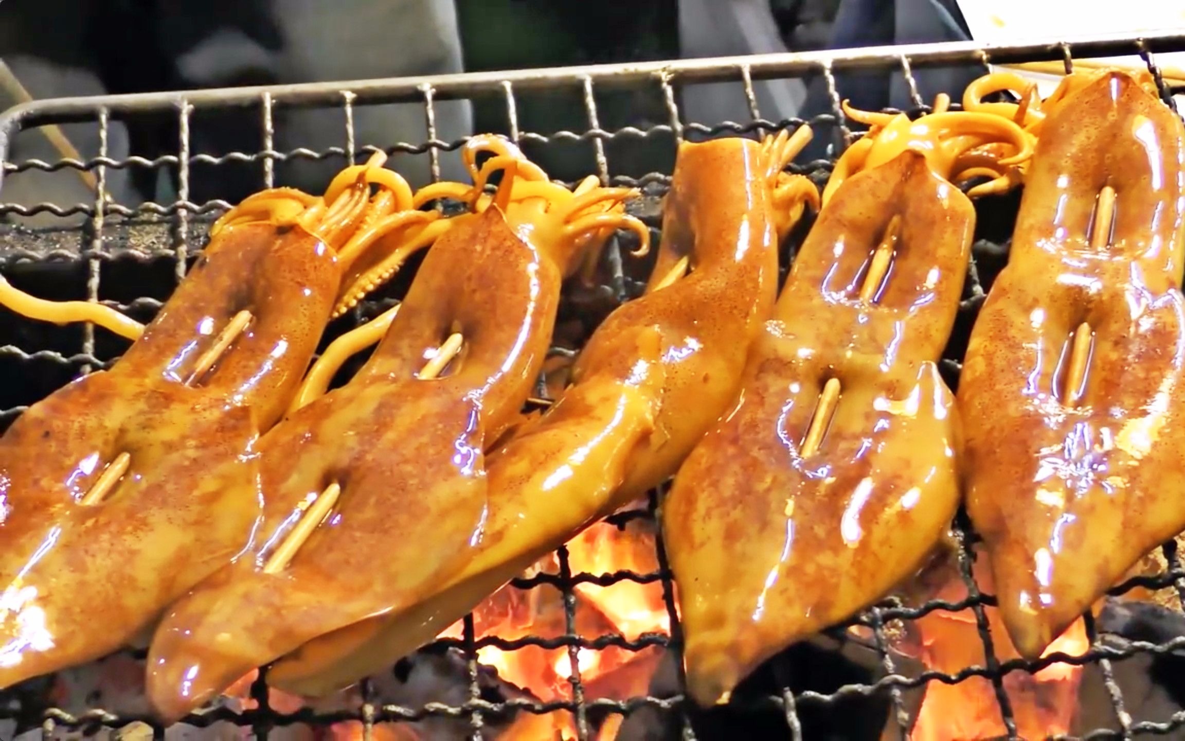 泰国曼谷街头美食 铁板牛排 烧烤鱿鱼 碳烤虎虾 都超级美味