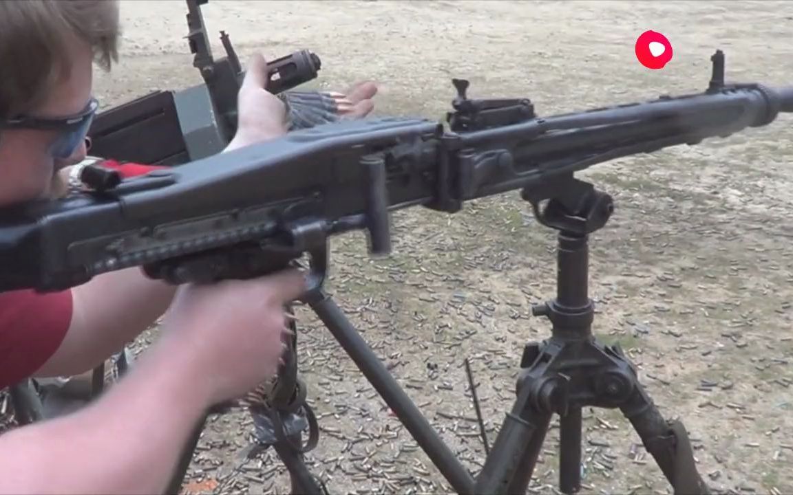 射速非常快的mg3通用机枪,采用不可散式弹链供弹,性能很可靠!