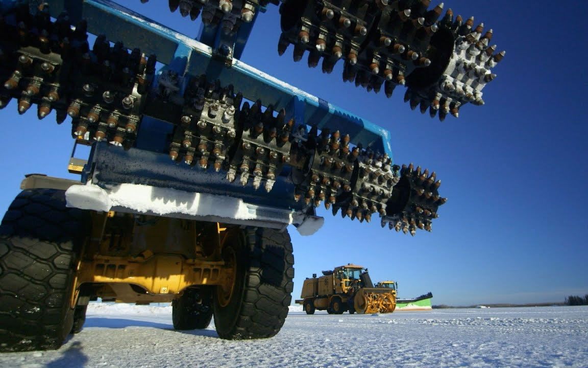 装备588颗钢牙的破冰车开上冰面的一刻才是霸气的开始