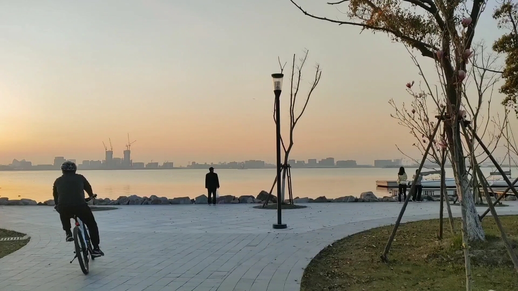 上海临港新城滴水湖畔已建大约四分之三,滨海新城崛起指日可待哔哩哔哩bilibili