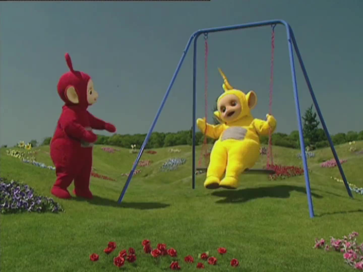 小波和拉拉坐在秋千上,小脚脚一晃一晃的,真是悠闲的一天呀!