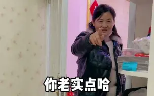 Download Video: 小伙第一次带女友回家 找借口想和她睡一间房 父母的做法亮了！