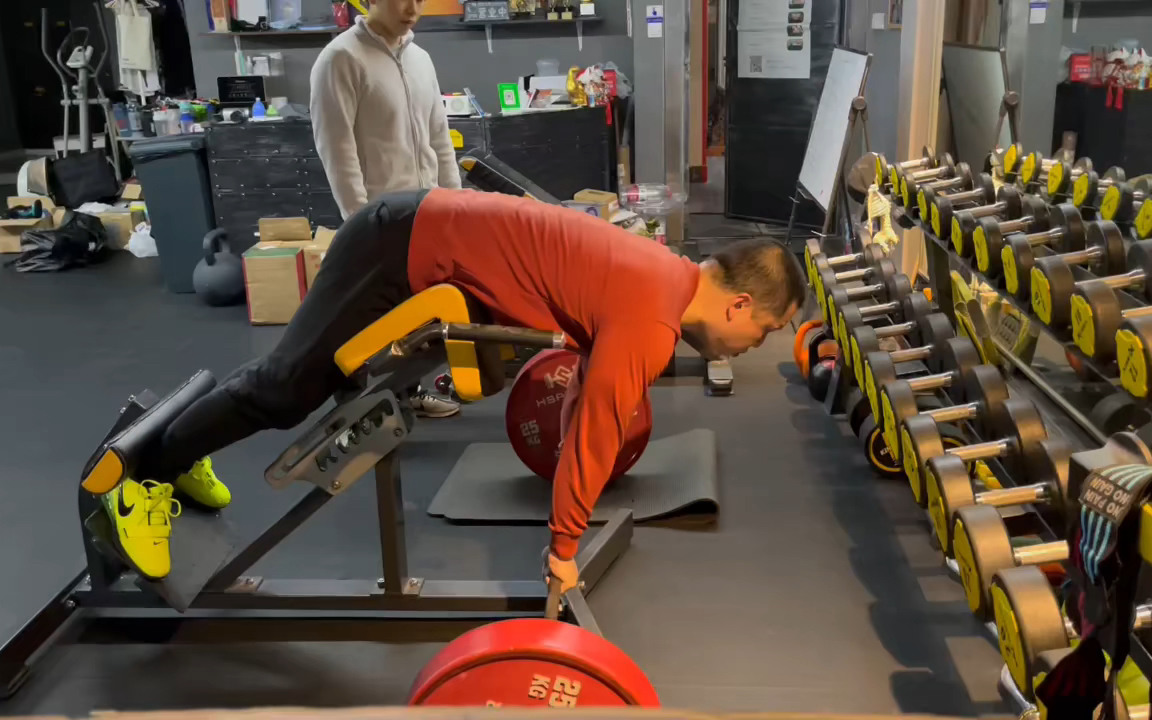 线下学员马哥负重70kg挺身x100个5组完成不知不觉挺身的重量翻了一倍