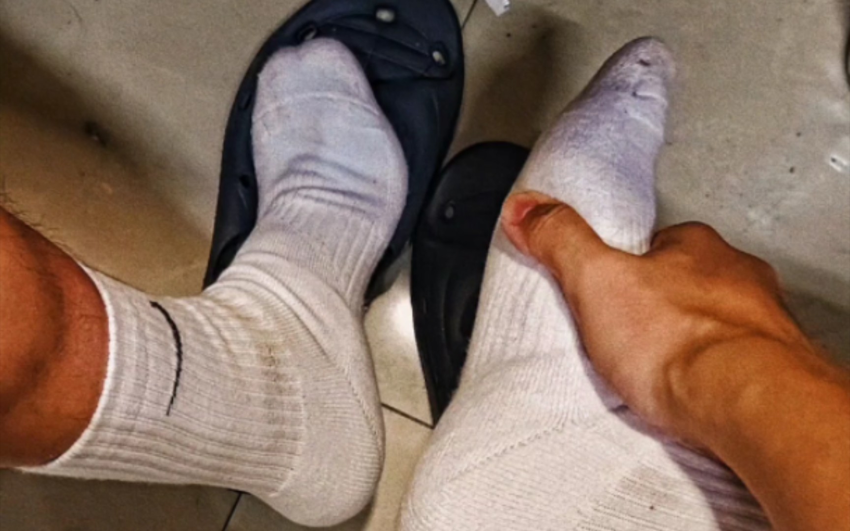 宝子们,黑袜好看还是白袜好看啊