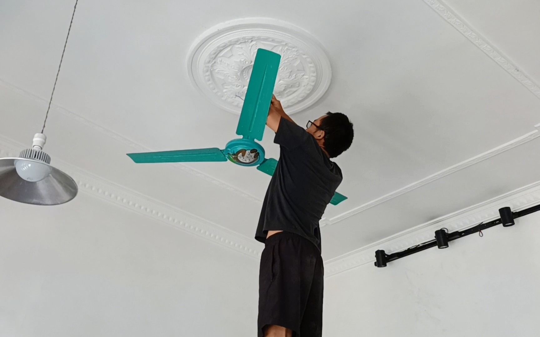 家里有旧吊扇的注意了,拆下来不要扔,简单涂一涂颜值蹭蹭往上升