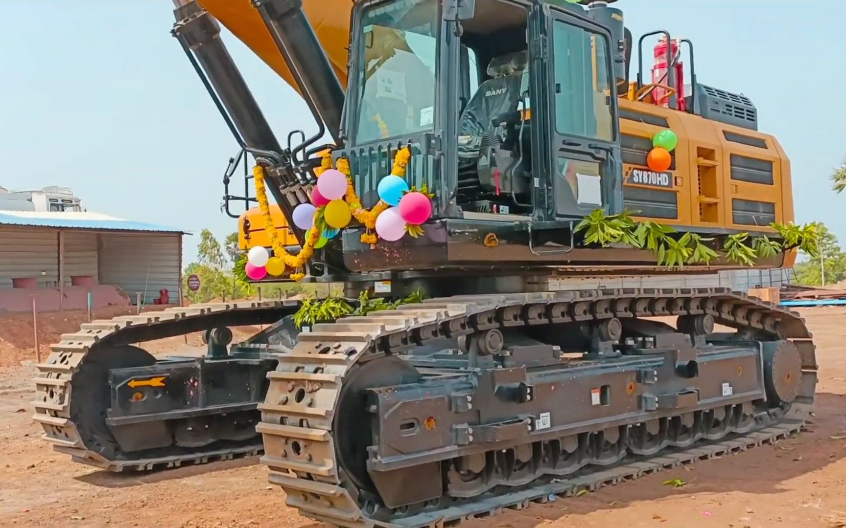 三一sanysy870hd矿山挖掘机新机器准备投入使用