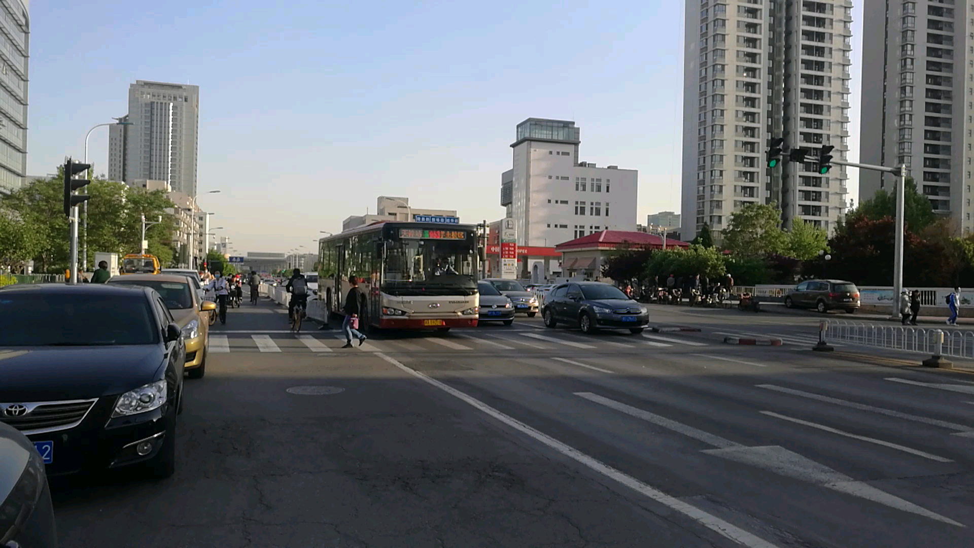 953路海格手动挡大柴 klq6129ge4 行驶在广东路上