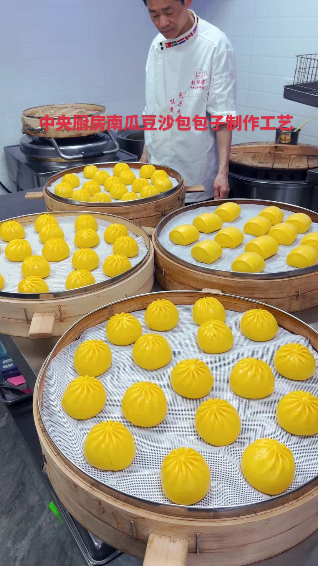 包子机南瓜豆沙包流程配方:面粉500克,南瓜80克,水180克,老面70克