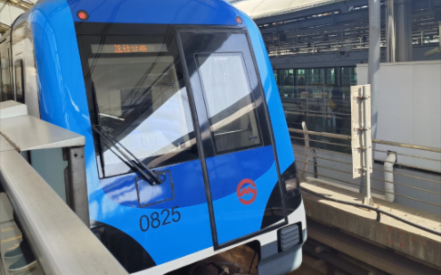 上海地铁8号线蓝精灵825进沈杜公路站