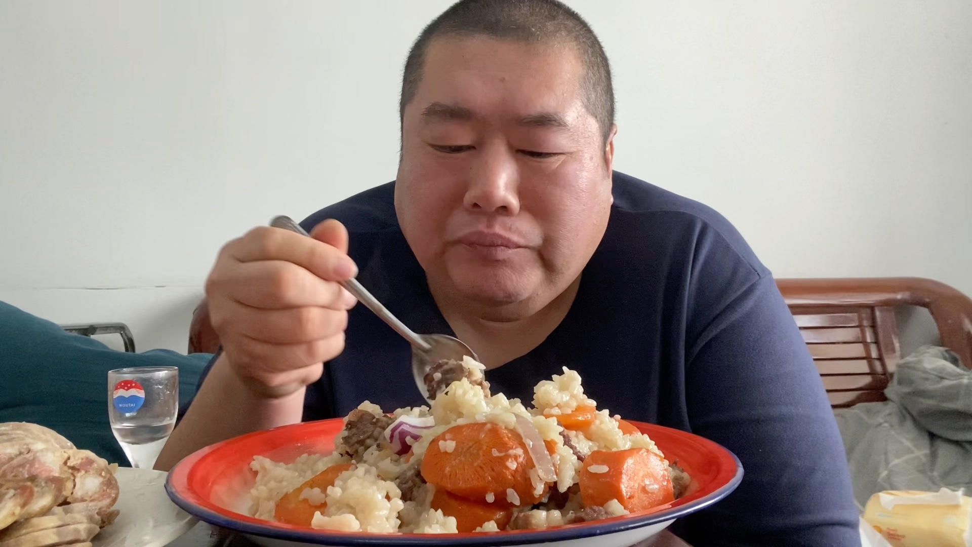 父母在家啃窝头裤衩菠菜,胖子又吃上牛肉抓饭啦!塑料大曲喝上啦