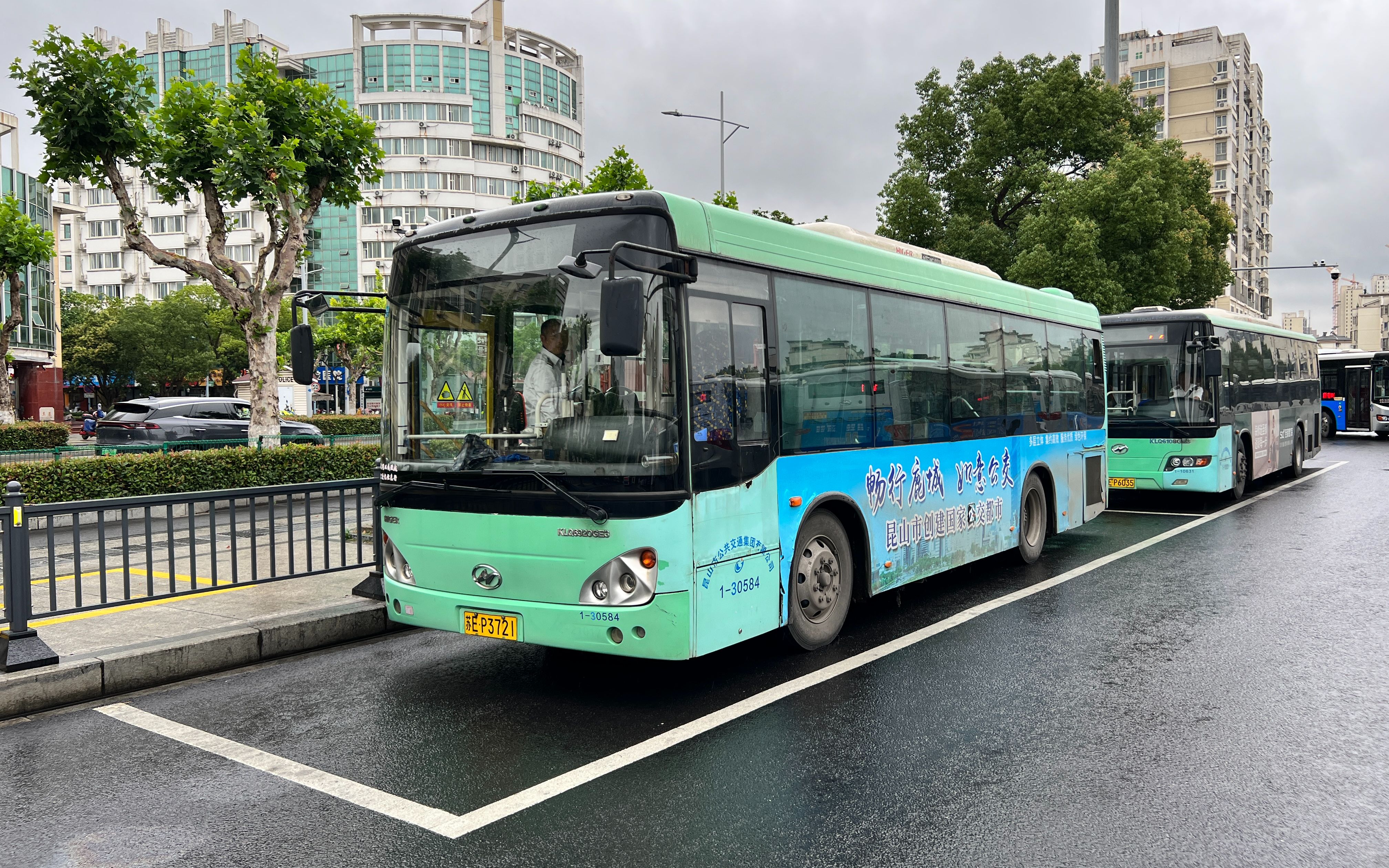 【2010年的金龙三角眼】昆山公交——128路 [庆丰路柏庐路→城铁