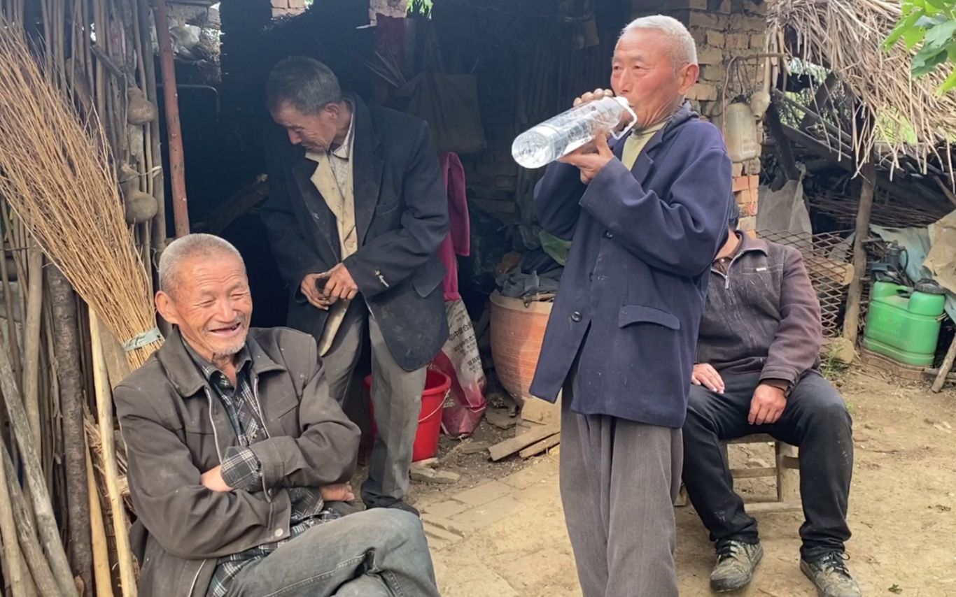 农村70岁大叔酒瘾太大直言自己喝酒要喝死看他一天能喝多少