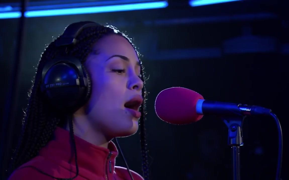 [图]【Jorja Smith】灵魂新声乔女士电台演唱《Something In The Way》