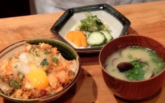 干炸什锦盖饭 味增汤