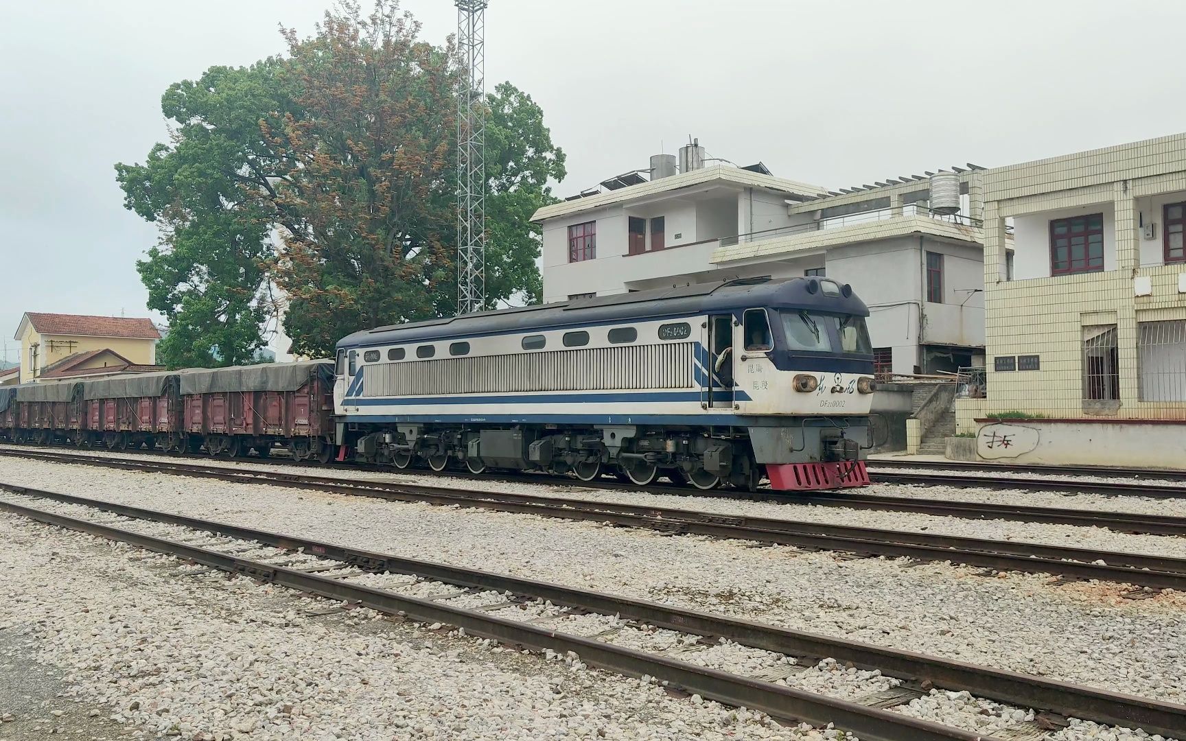 米轨货列芷村站休息吃饭