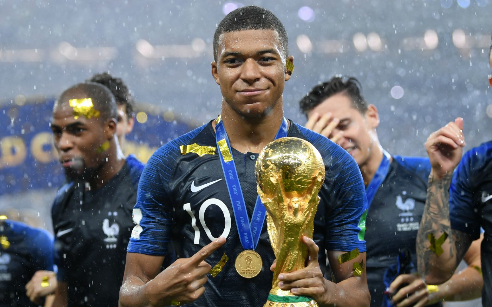 姆皇驾到姆巴佩在国家队无解表演