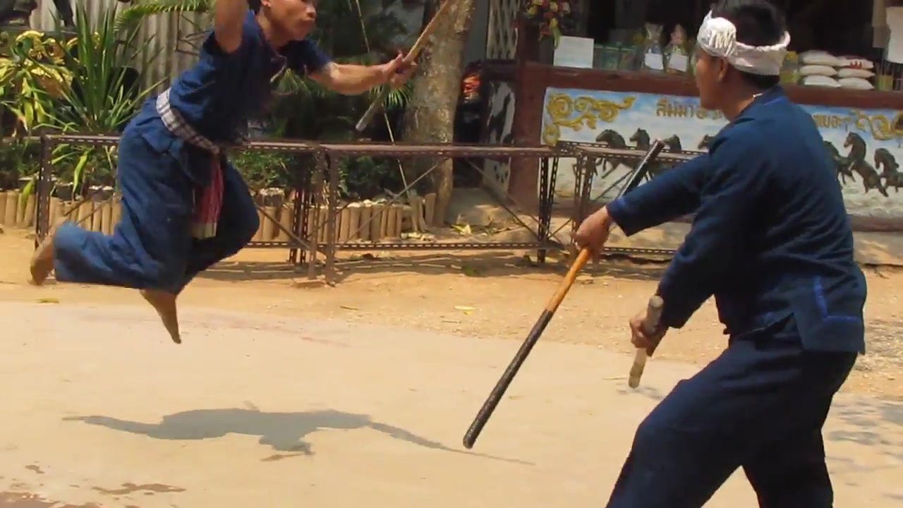 泰国双刀演武:灵巧的步法加上诡异的身姿