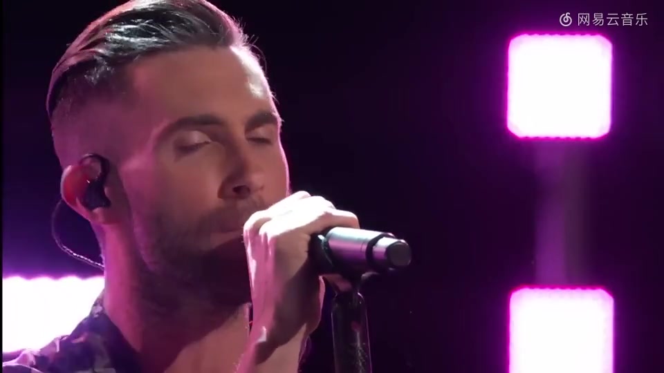 [图]Maroon 5《Sugar》美国好声音现场版，引粉丝尖叫