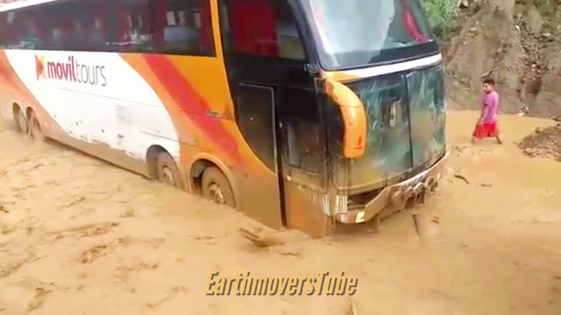 [图]危险驾驶公共汽车穿越泥泞的道路和洪水泛滥的河流