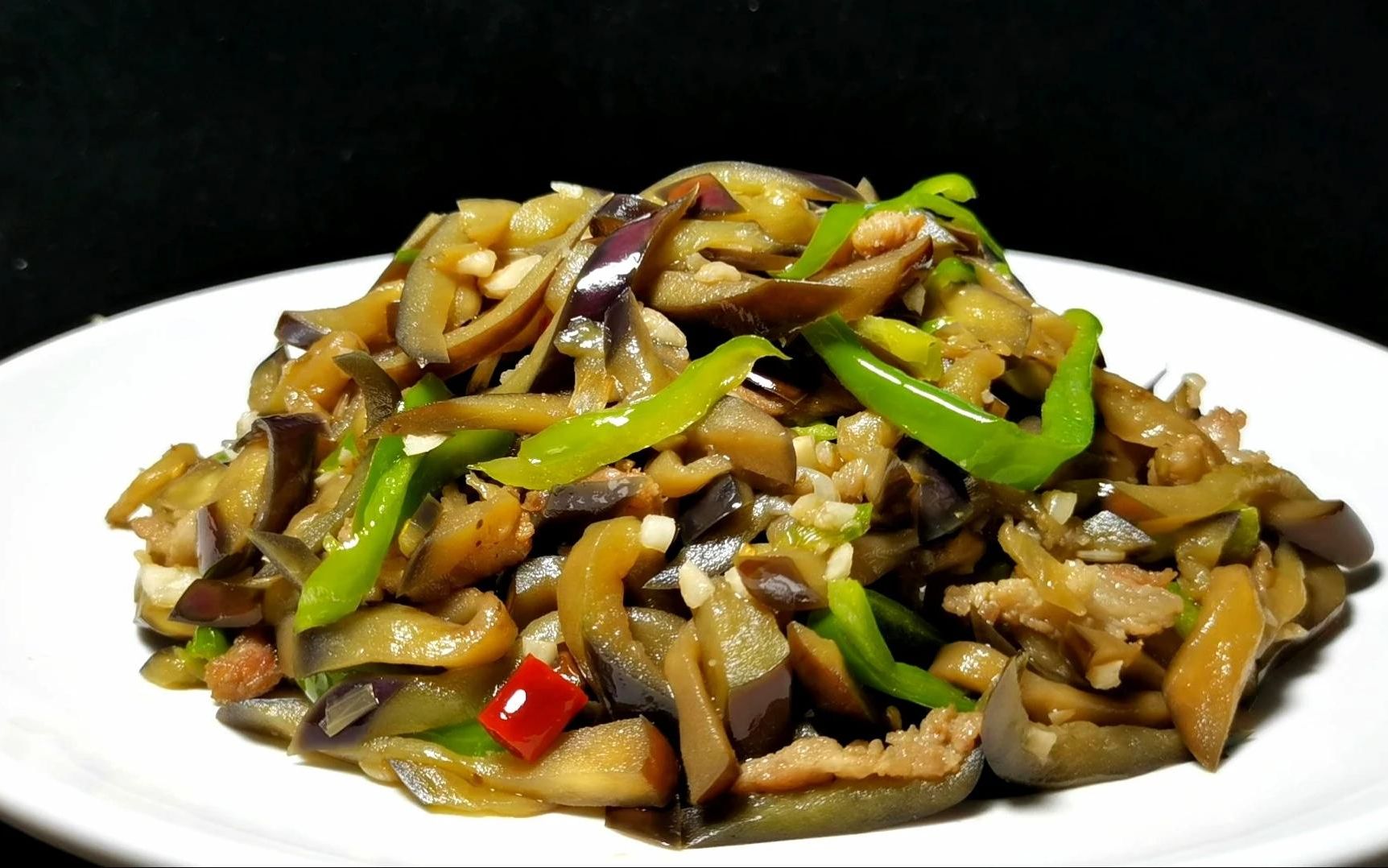 家常炒茄子丝,加上这一步,茄子不发黑不吸油,营养美味又下饭