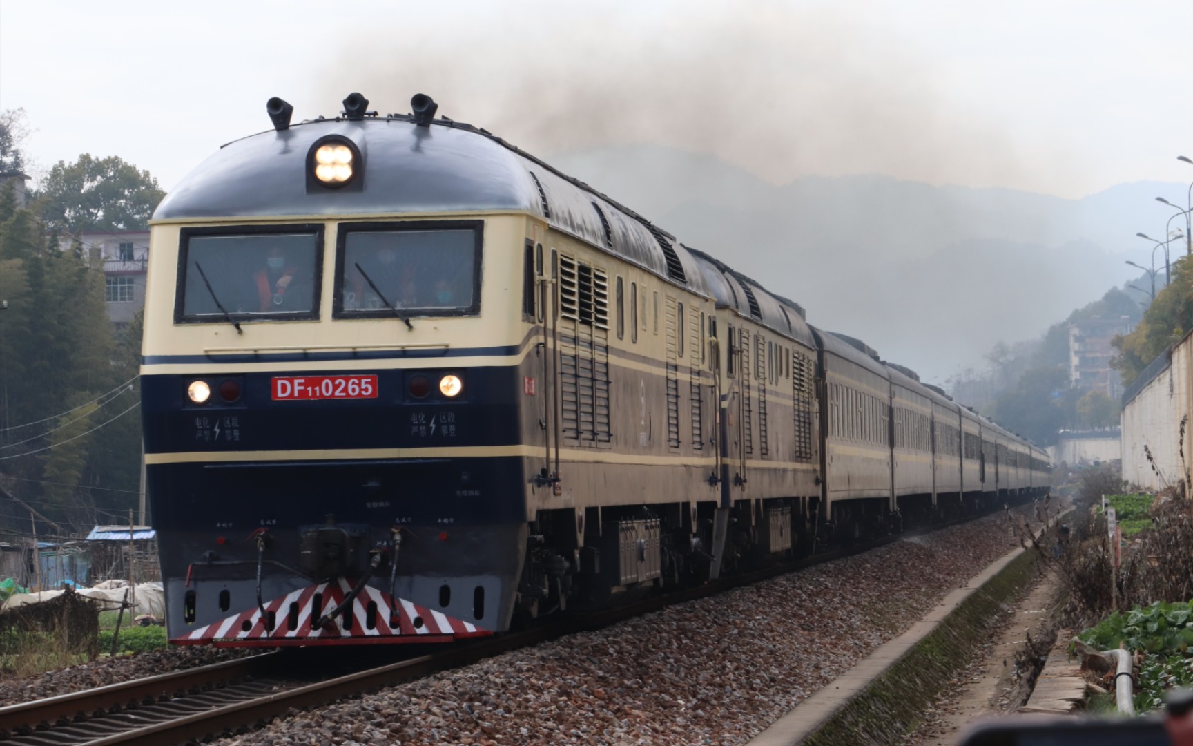 t152出景德镇站,这个火车为什么要两个火车头拉?