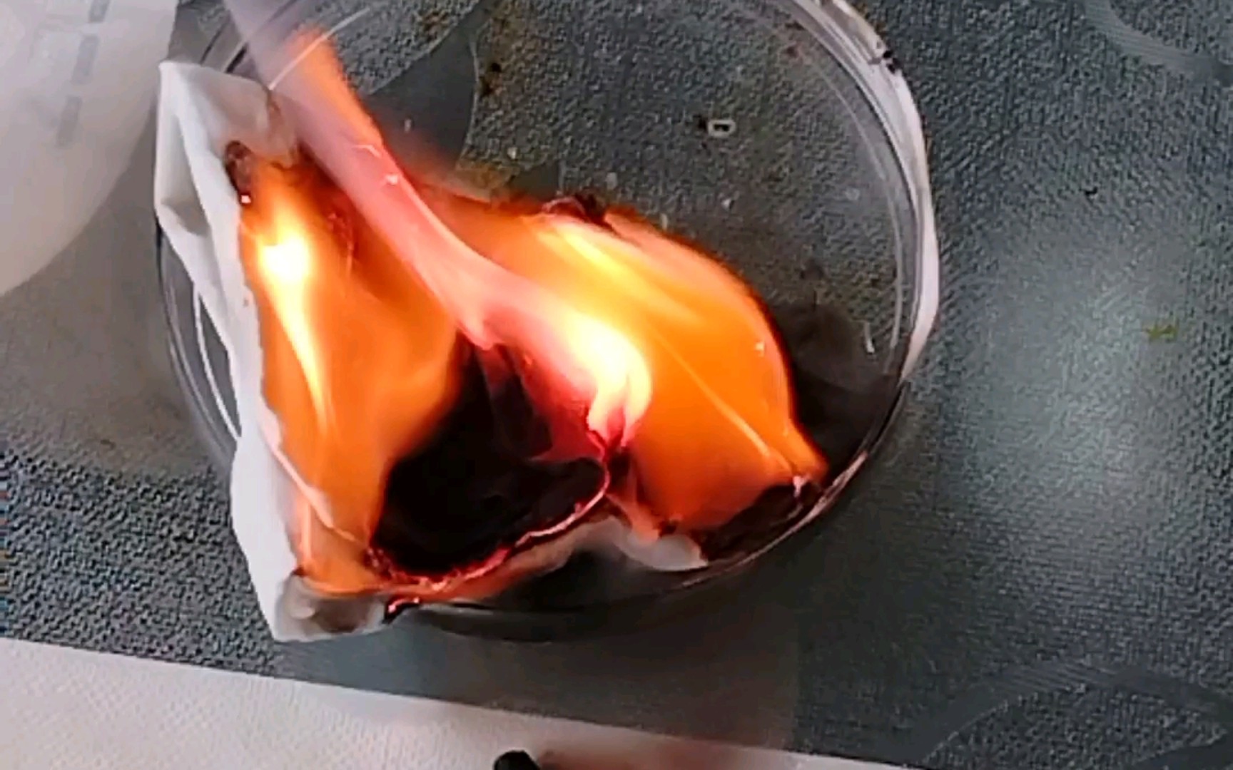 52 vs 19号元素 炸出绚丽紫色烟火