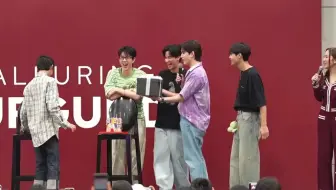 Скачать видео: ♥offgun♥20240928去年塔爸送上了他最喜欢的钱蛋糕，今年他的朋友们给他送了钱盒，小宝开的好开心，果然爱人朋友都是最了解他的，哈哈！