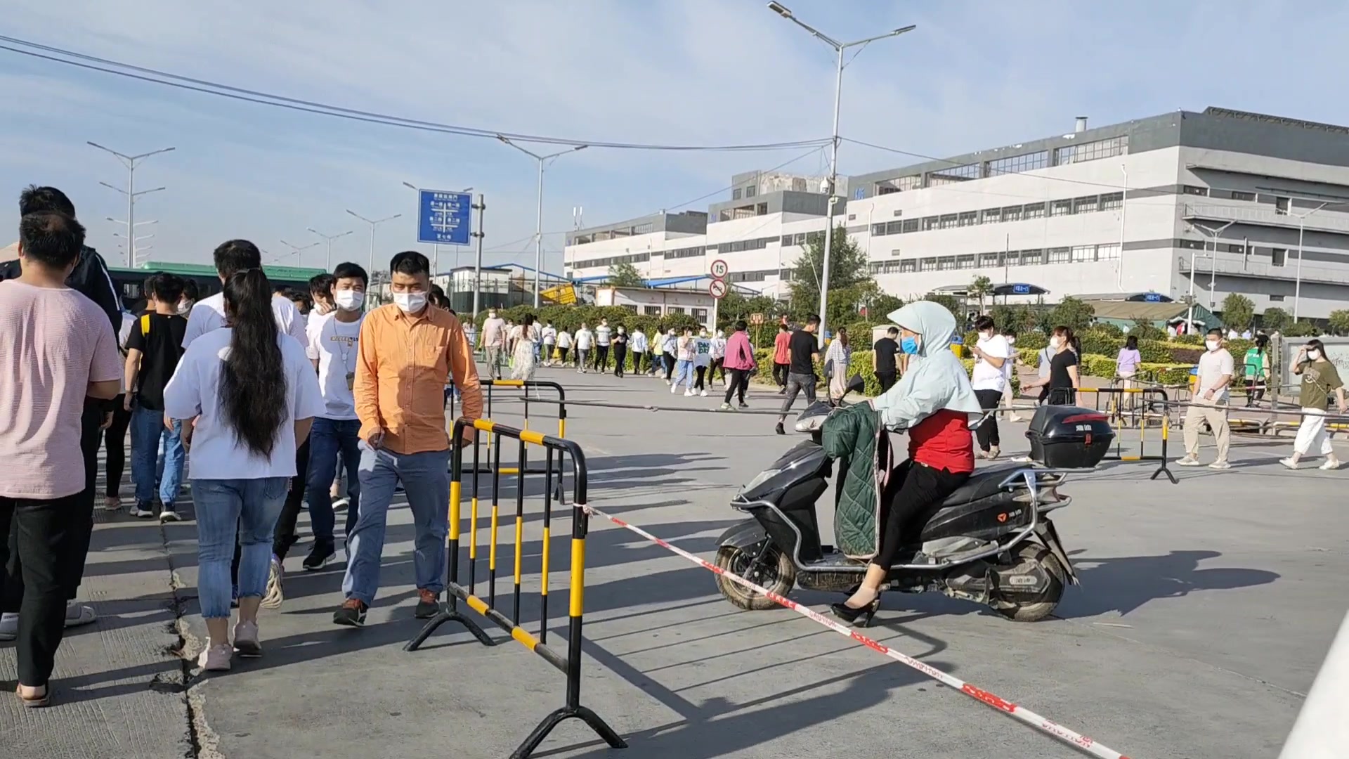 富士康员工上下班高峰期,厂门口美女如云,是找女朋友的好地方