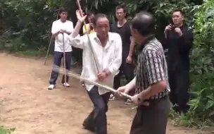 Descargar video: 拳怕少壮，棍怕老郎！棍术名家展示疯魔棍实战打法