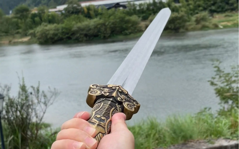 山外风雨三尺剑,有事提剑下山去!