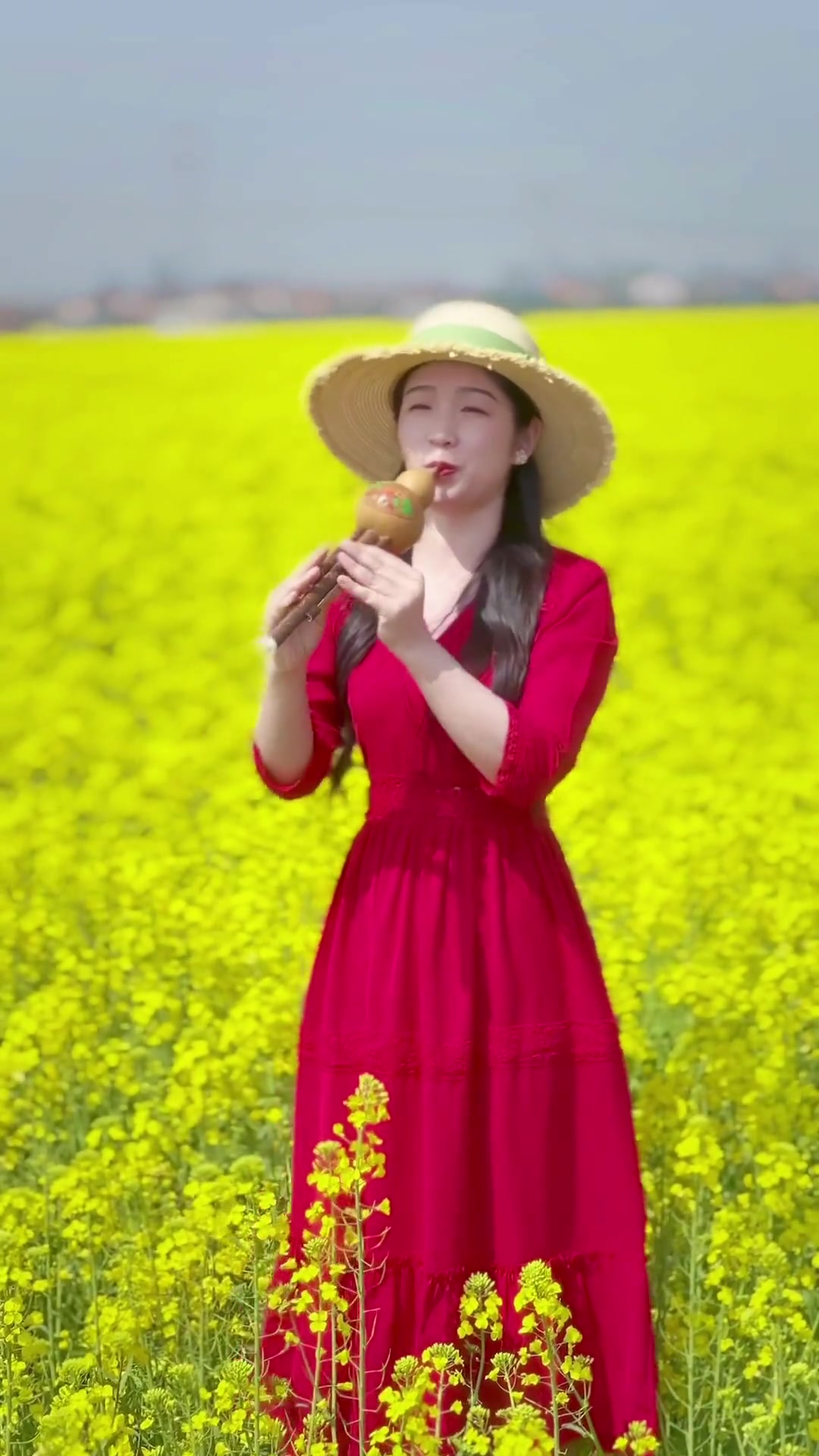 气质美女油菜花地演奏一曲c调葫芦丝小小新娘花葫芦丝葫芦丝教学