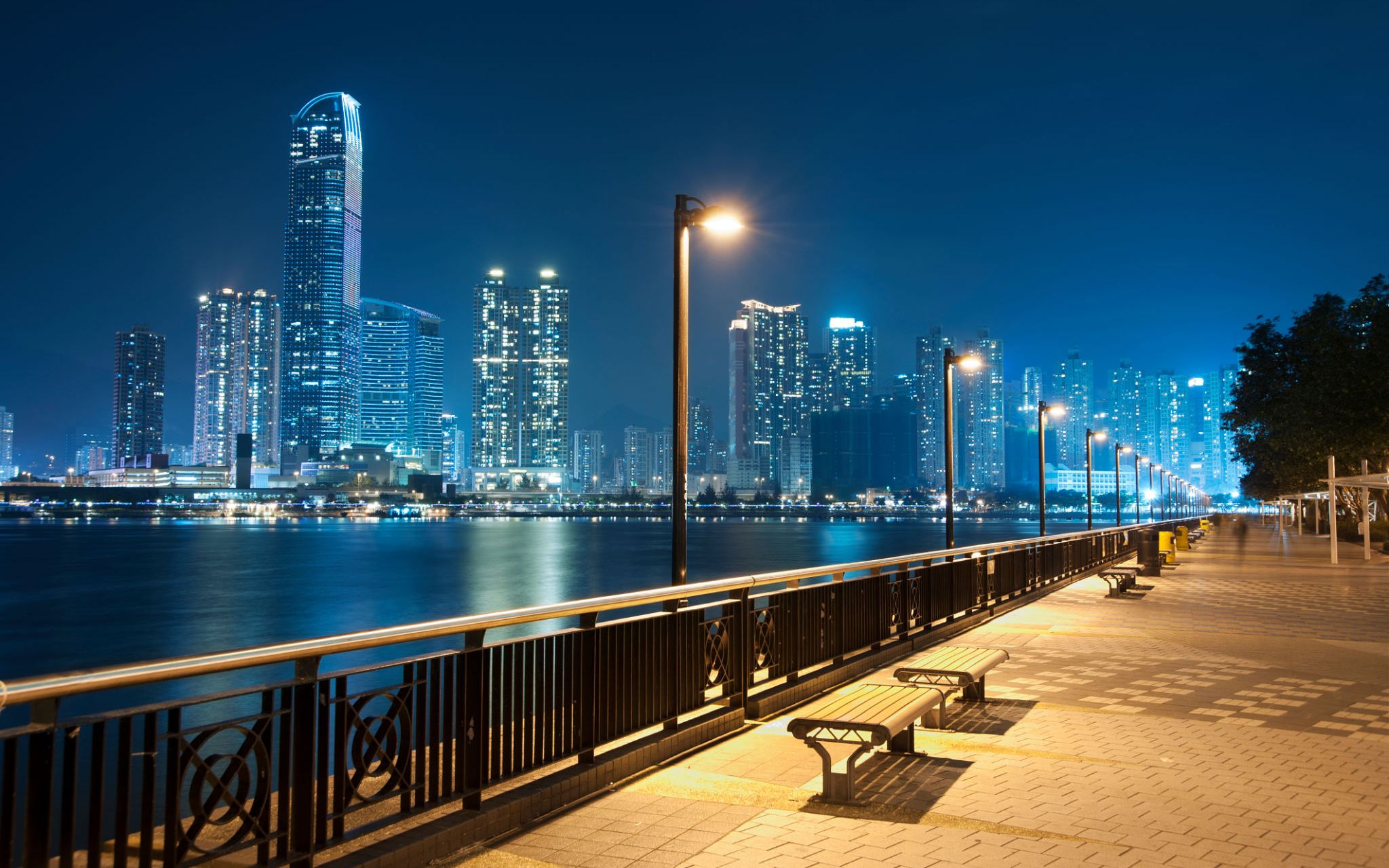 香港城市荃湾区海滨长廊夜晚散步 香港城市摩天大楼夜景灯光