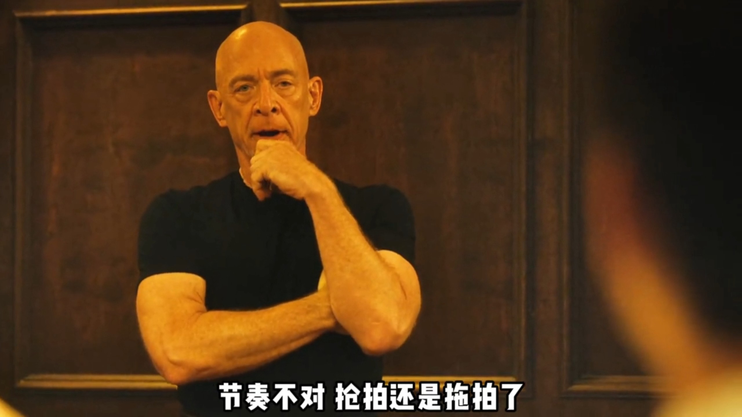 ”他正听学生打鼓，发现有个节奏不对，抄起椅子就甩了过去！“《爆裂鼓手》