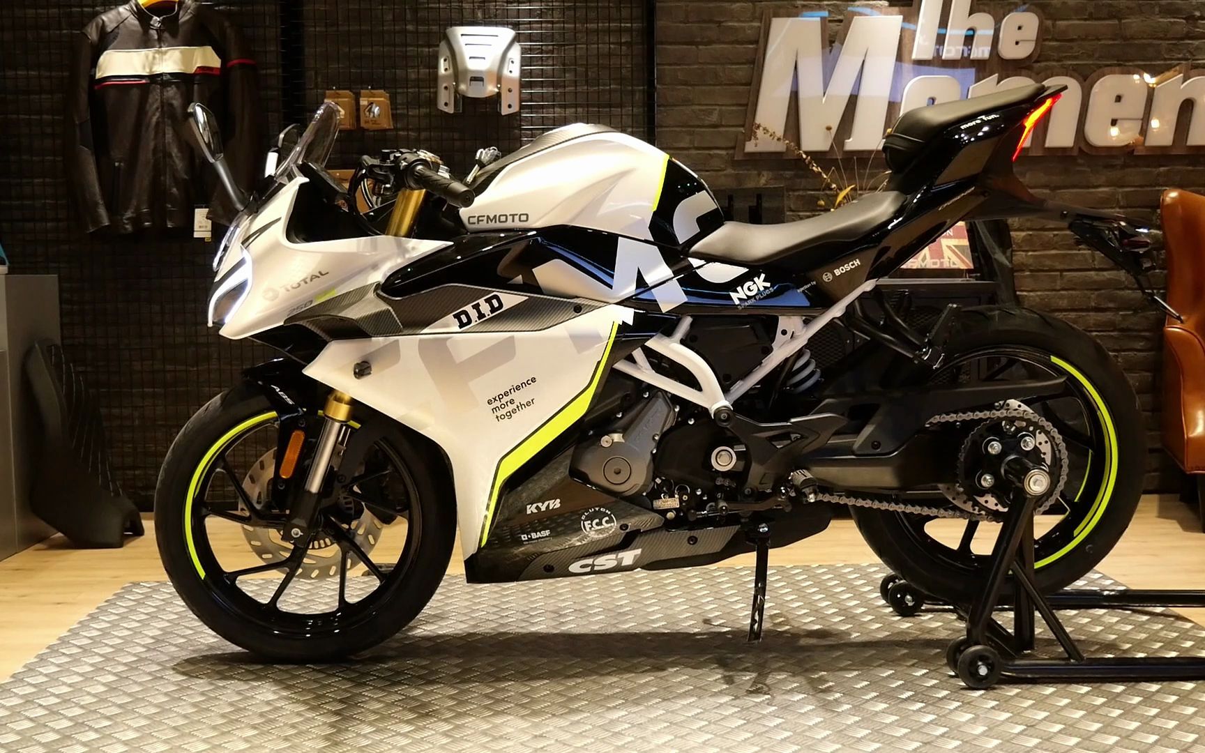 全新250sr单摇臂赛道版 my22现已到店,杭州旗舰店现已到货.