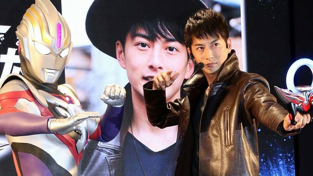 石黑英雄海边散步,好帅啊!