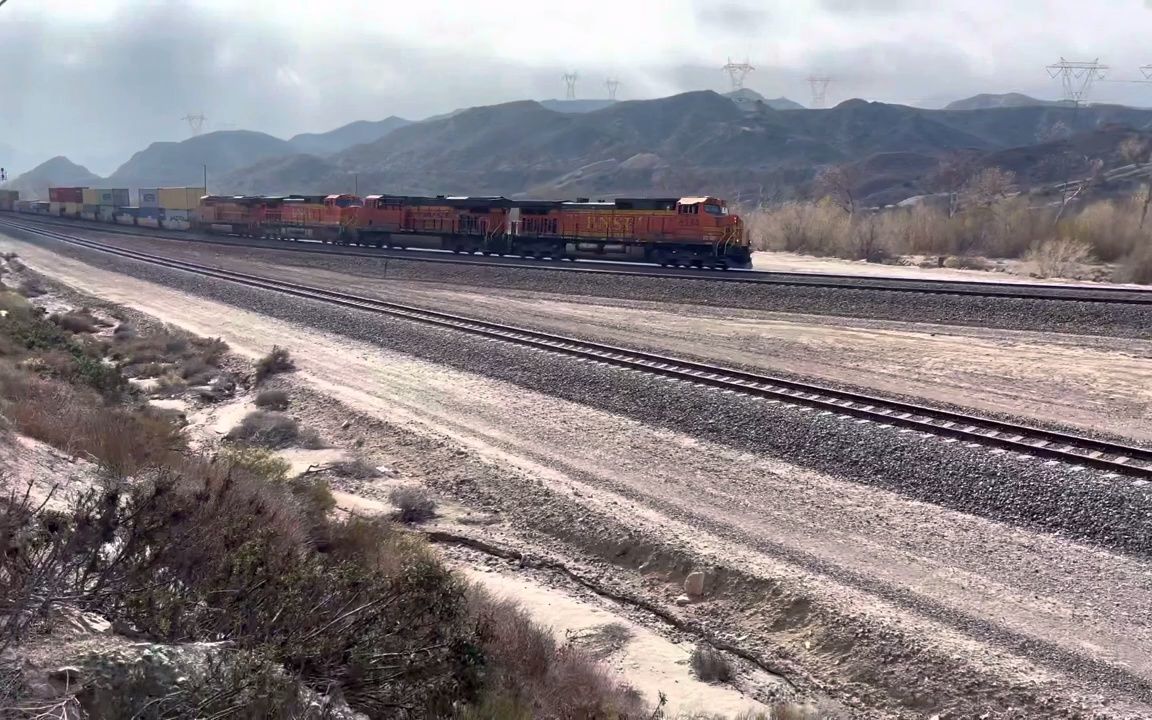 [图]Mega Monster Train! 8 Locomotives. Up Sullivan’s Curve Short International Conta