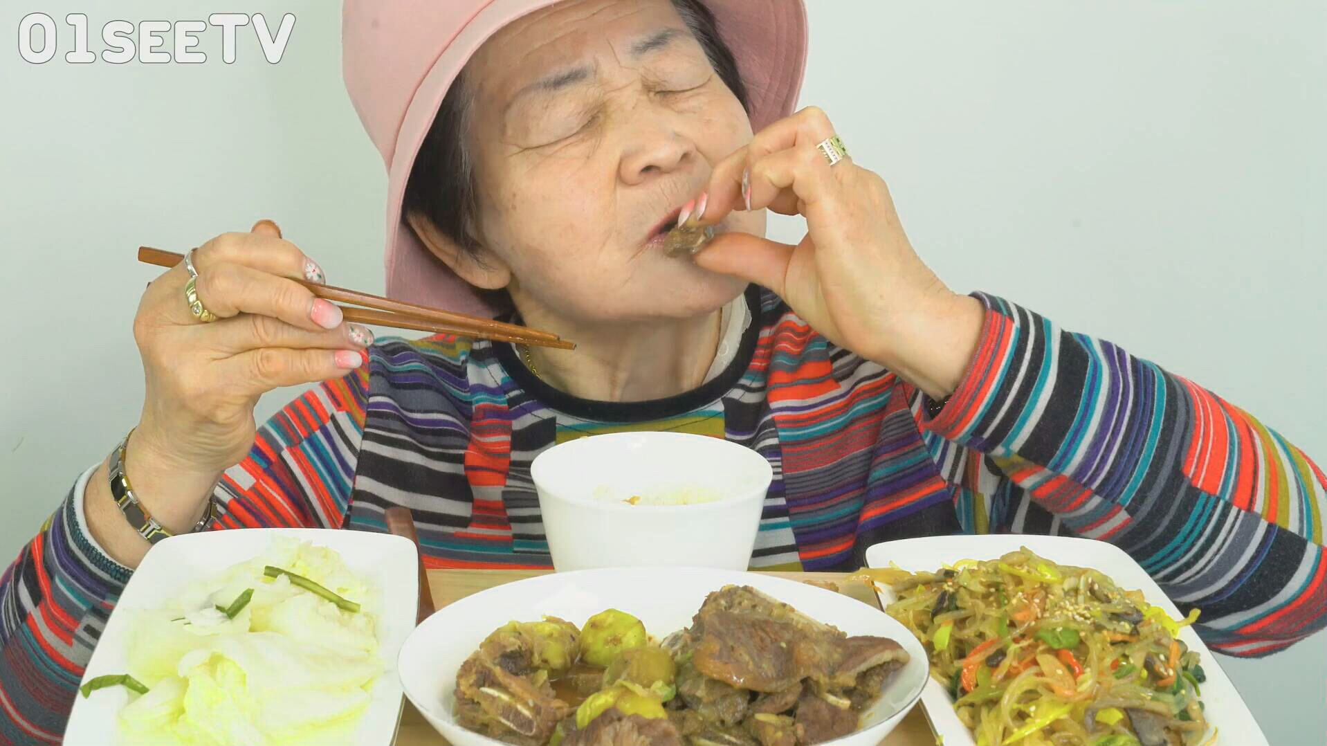 韩国老奶奶吃播红烧小排骨