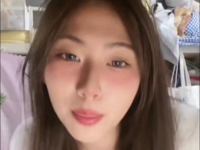 潮红脸170女大黑色小腿袜寝室直播跳舞