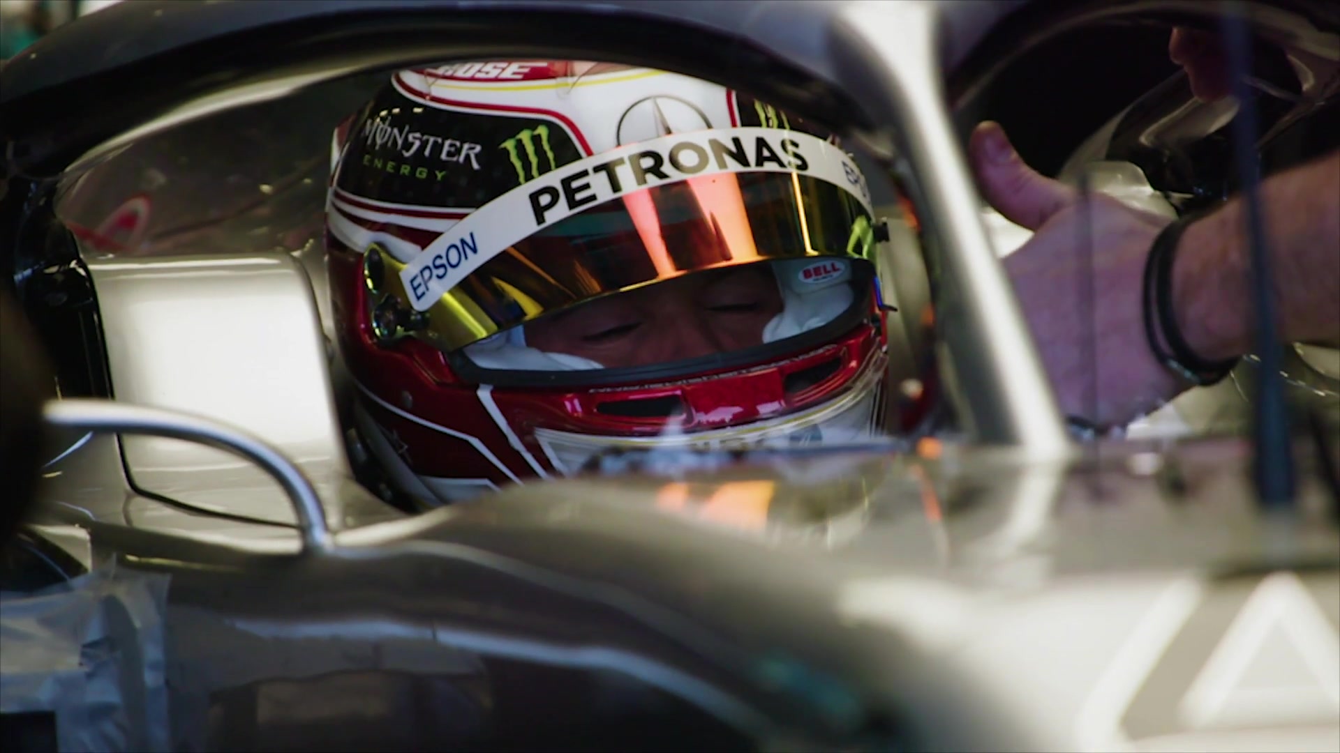 博塔斯展示2019赛季梅奔方向盘valtteribottasexplains2019mercedesf1