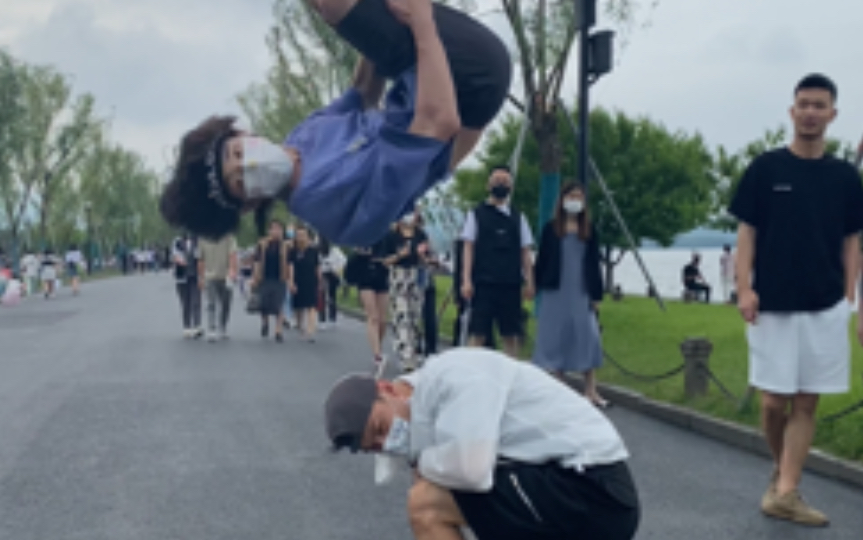 帅气双人高难度配合 街舞空翻秀起来