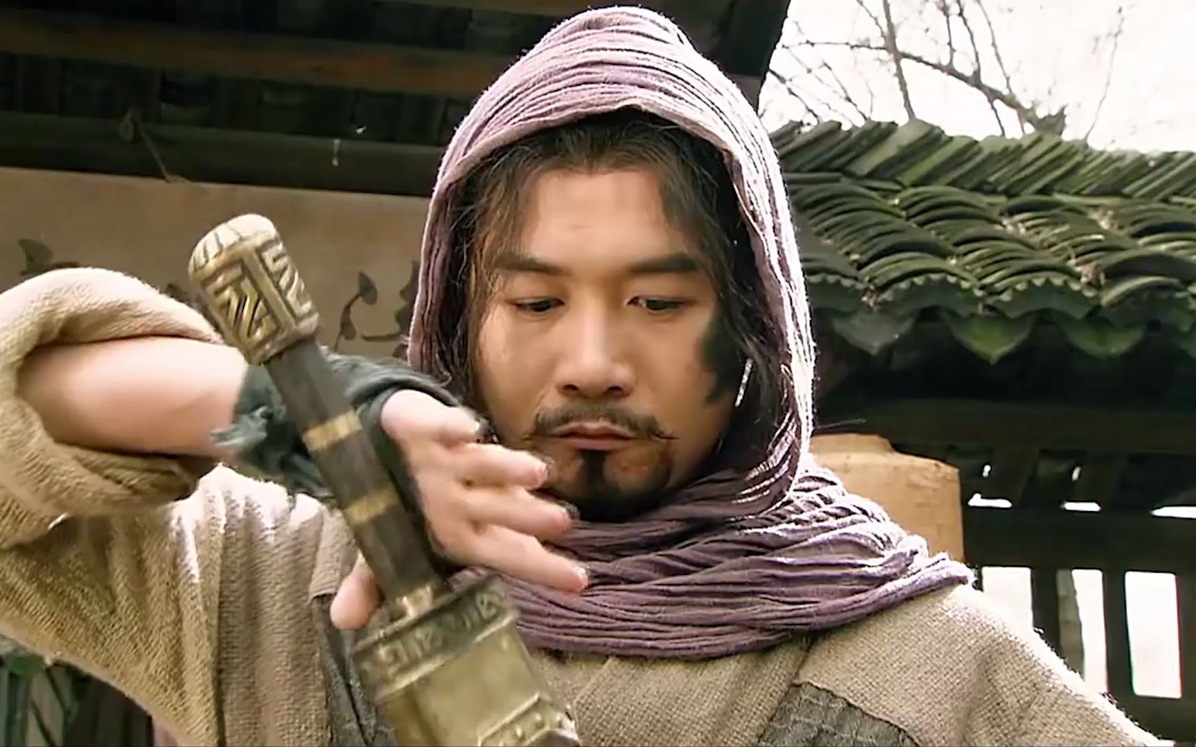 杨志麦祖传宝刀,此刀砍铜剁铁,刀口不卷,吹毛得过,杀人不见血!