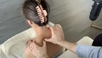 为锻炼后的女朋友做止痛按摩
