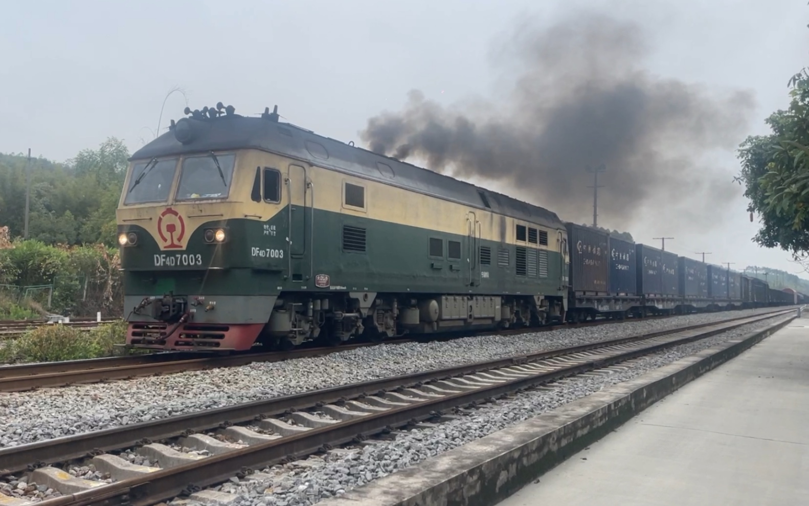 宁局柳段df4d7003牵引集装箱棚车敞车jsq6型凹底双层运输汽车专用车