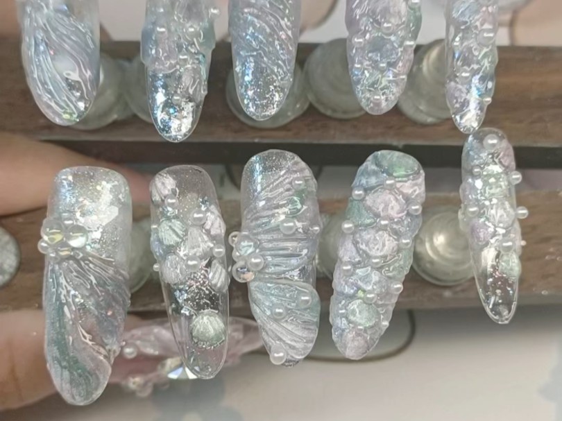 【人鱼公主】闪耀指尖的艺术:如何打造出完美闪亮的水晶指甲?